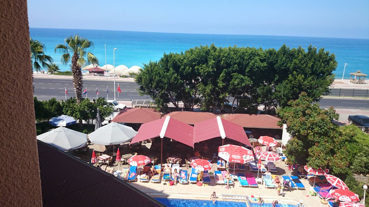 Ausblick auf den Poolbereich! Doris Aytur Hotel