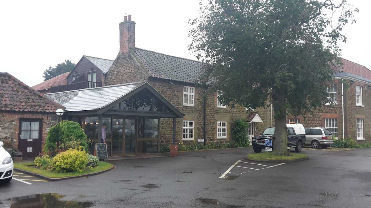 Blick zum Eingang Rezeption Best Western Plus Knights Hill Hotel & Spa