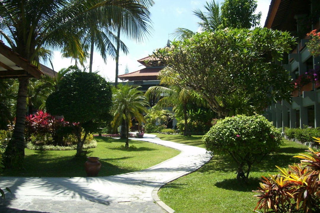 Weg zur Lobby Bali Dynasty Resort