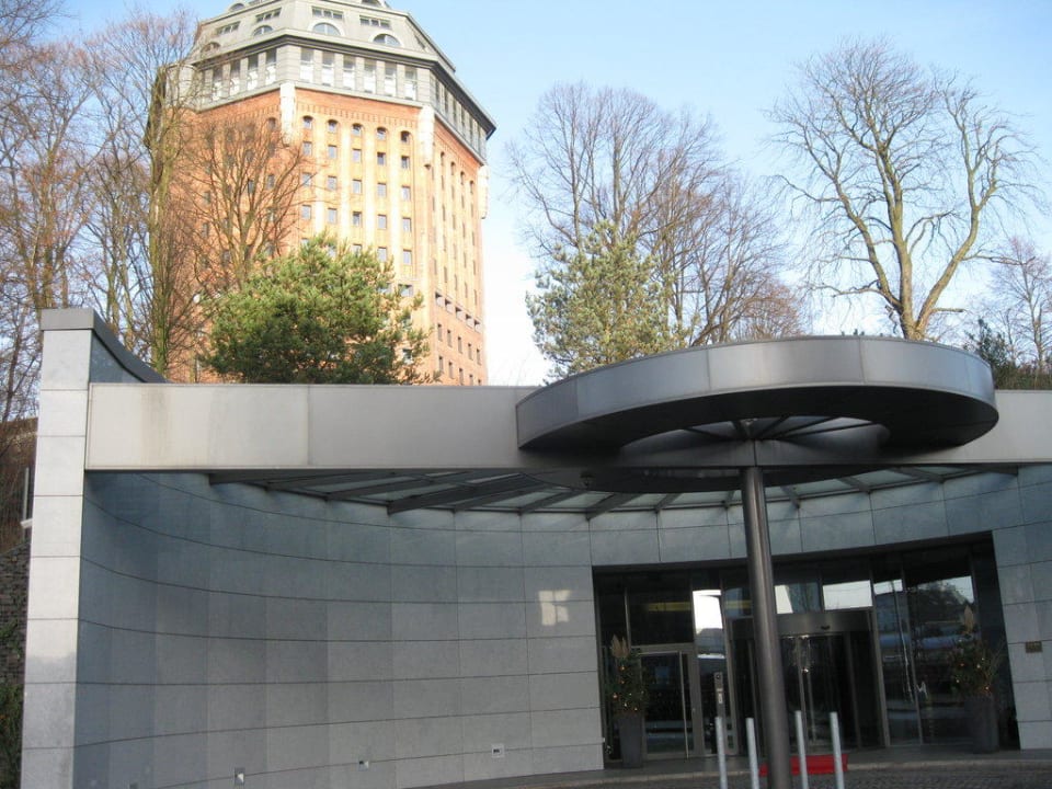 Hoteleingang und Hotel von außen Mövenpick Hotel Hamburg