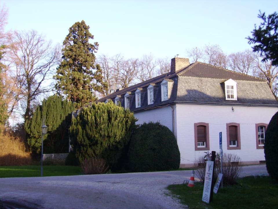 Kavaliershaus vom Parkplatz aus Hotel Schloß Gymnich