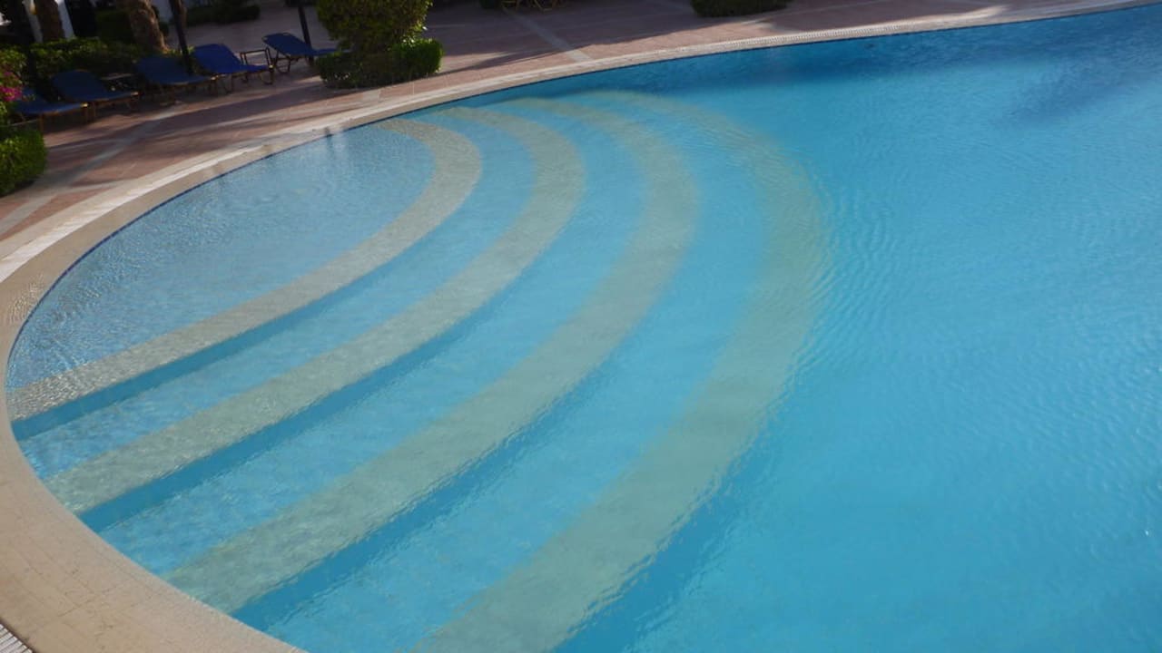 Treppeneinstieg an der anderen Seite vom Pool JAZ Dahabeya