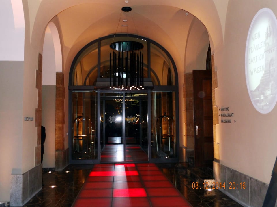 Blick zum Ein-/Ausgang Steigenberger Icon Grandhotel Handelshof