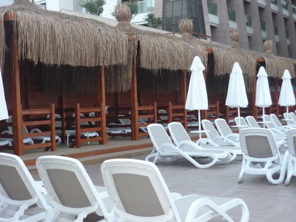 Überdachter Liegebereich am Pool Kirman Belazur Resort & Spa