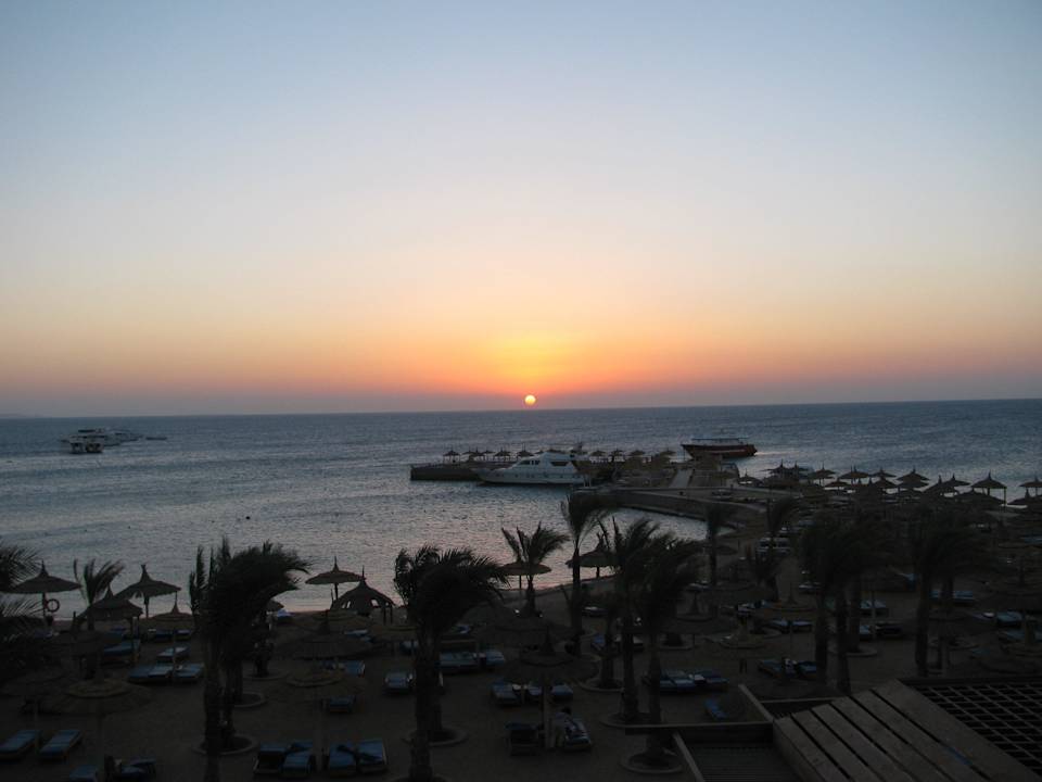 Sonnenaufgang Beach Albatros Resort