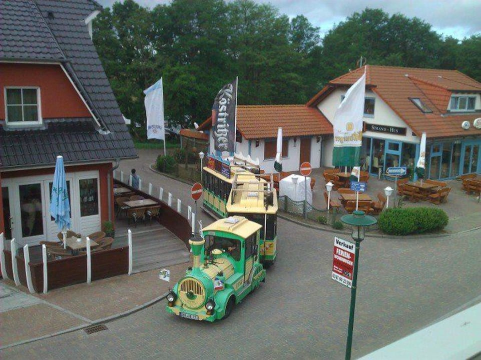 Tukkibahn hält stdlich vorm Hotel , Seehotel Düne