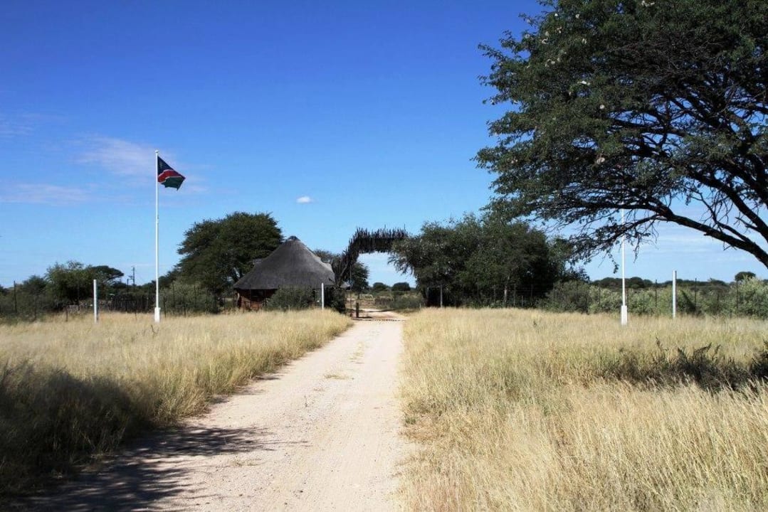 Einfahrt zum Farmgelände Kalahari Bush Breaks Lodge