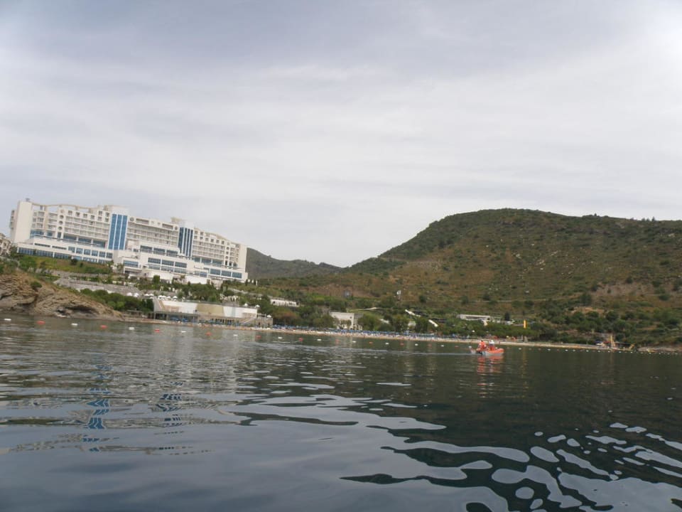 Widok na hotel z roweru wodnego. Aria Claros Beach & Spa Resort