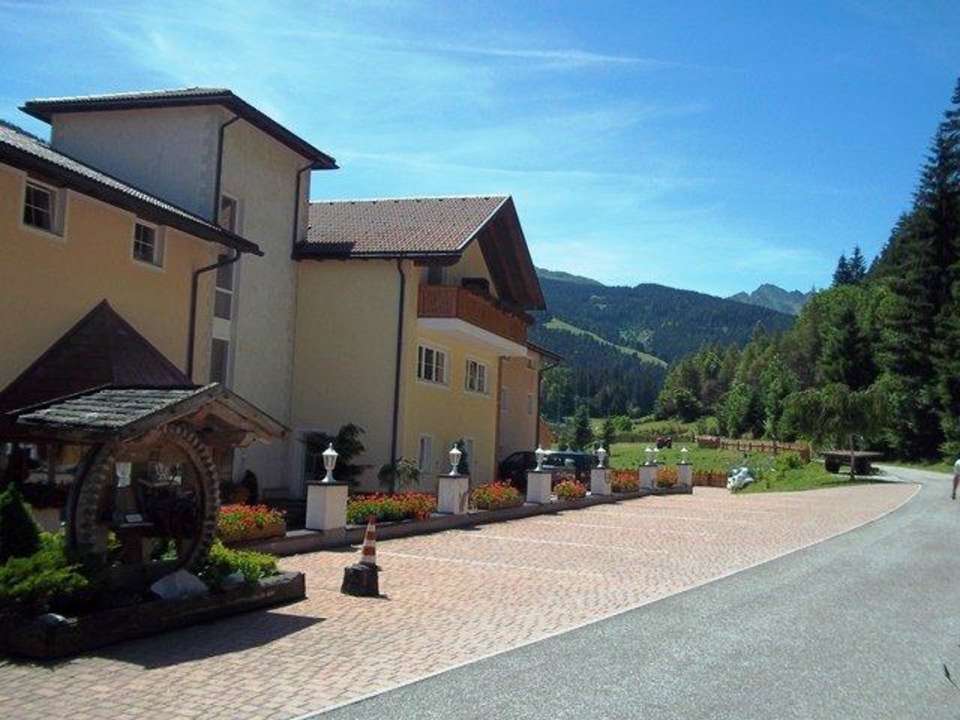 Eingang zum Hotel Alphotel Tyrol