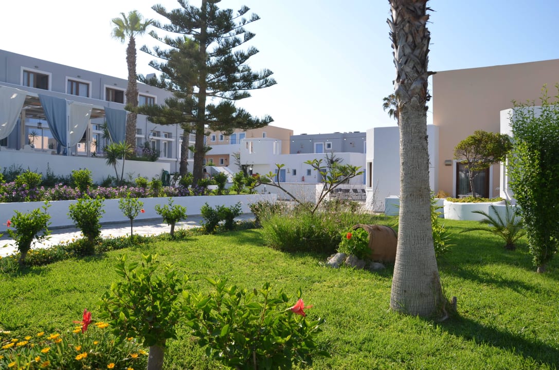 Gartenanlage mit Blick auf die Bungalows Atlantica Marmari Beach