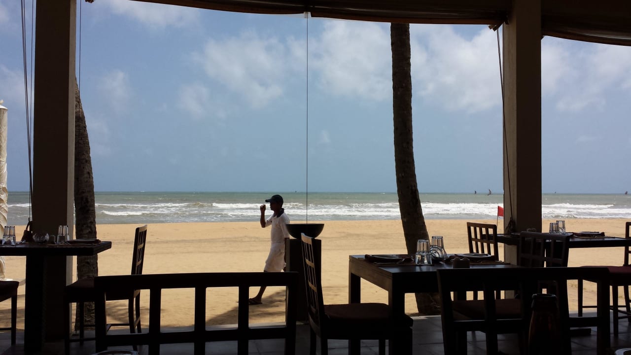 Widok z wnętrza  restauracji Hotel Jetwing Sea