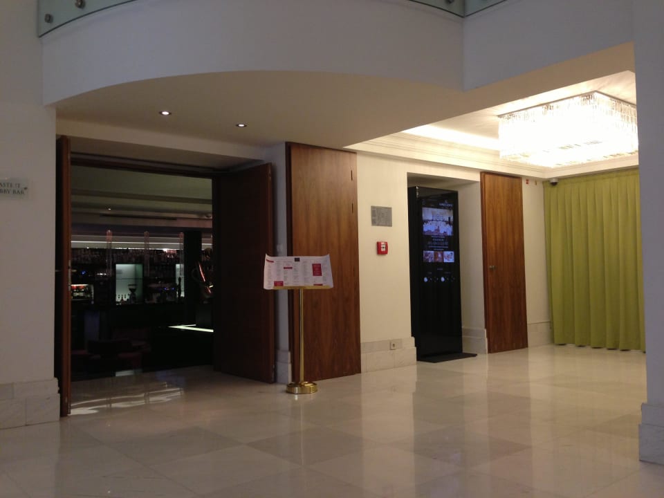 Vor den Aufzügen Hotel Kings Court