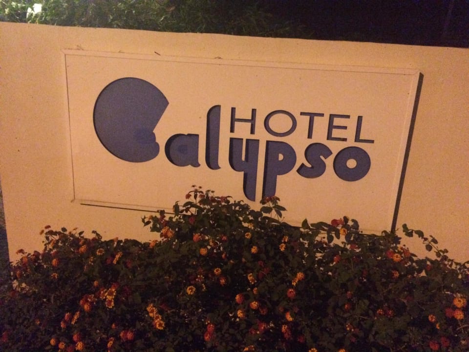 Eingangsschild Hotel Calypso Beach