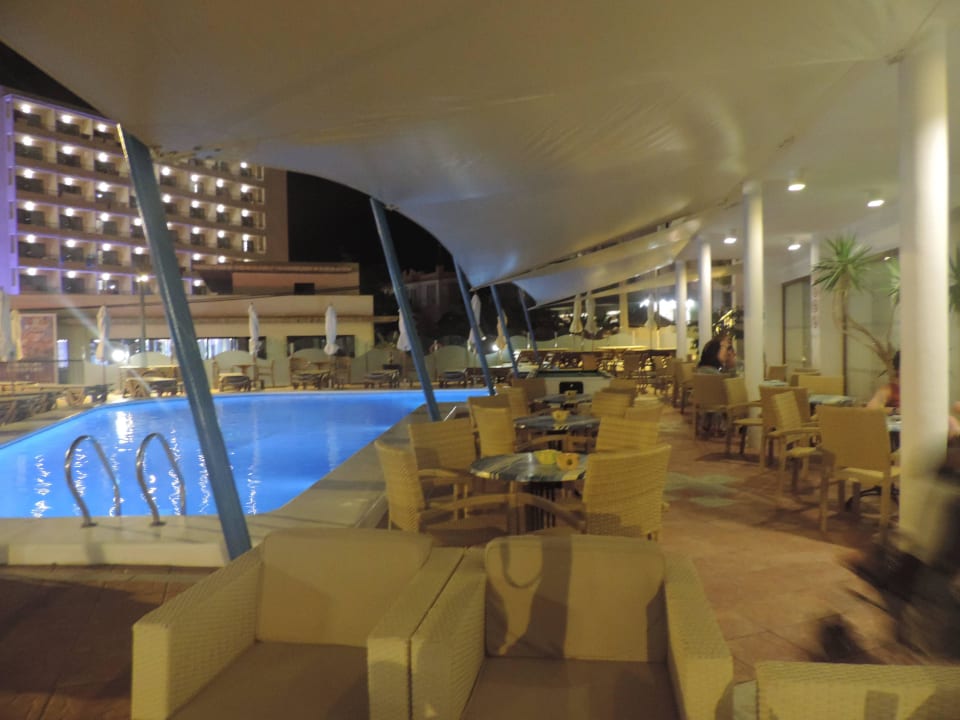 Abends an der Poolbar Hotel Osiris