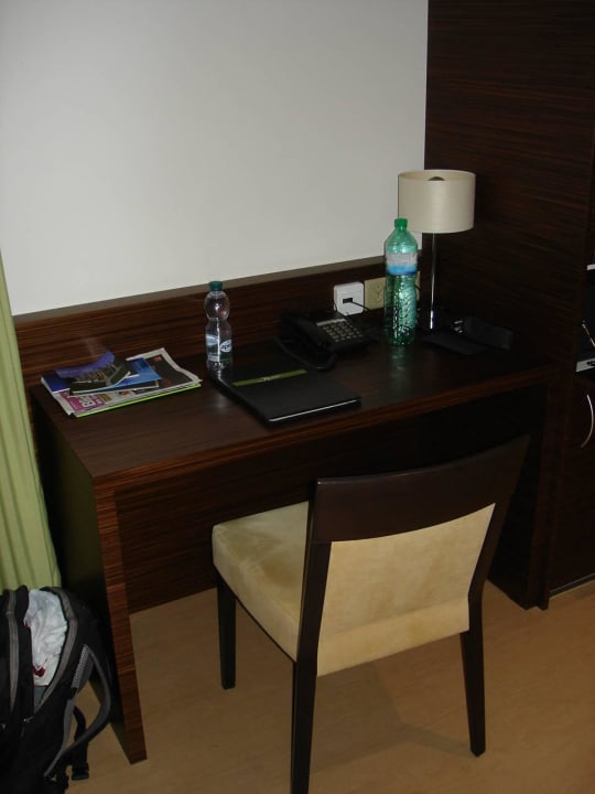 Schreibtisch im Zimmer Hotel Krone