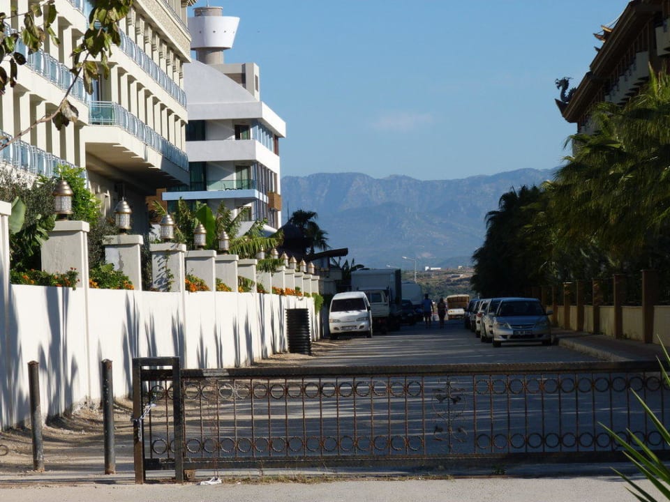 Weg zum Hotel vom Strand Port Side Resort Hotel