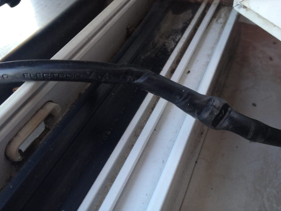 Kabel vom Scheinwerfer durchs Fenster Hotel Central