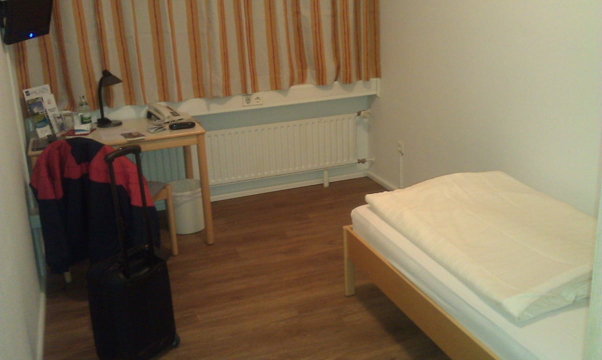 Bett und Sitzecke mit Fernseher Heinrich Pesch Hotel