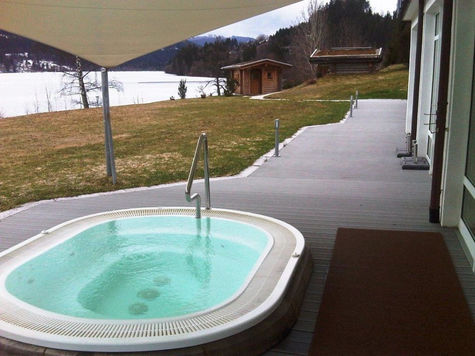Jacuzzi und Blick auf die Sauna Hütten und See Seehotel Wiesler