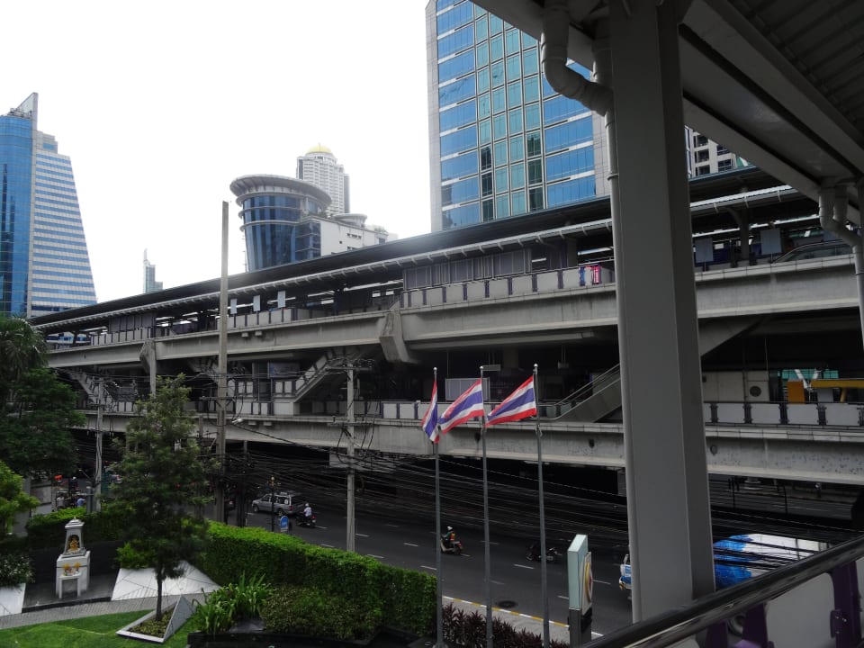 Weg von Skytrain zum Hotel Eastin Grand Hotel Sathorn