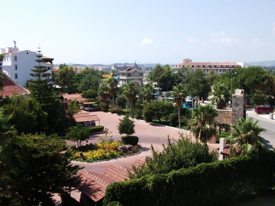 Der Hofbereich vorm Hoteleingang Hotel Defne Garden