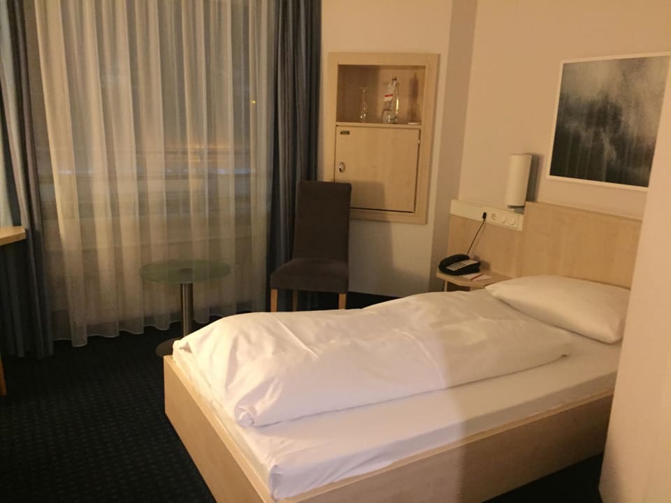 Bett IntercityHotel Kiel