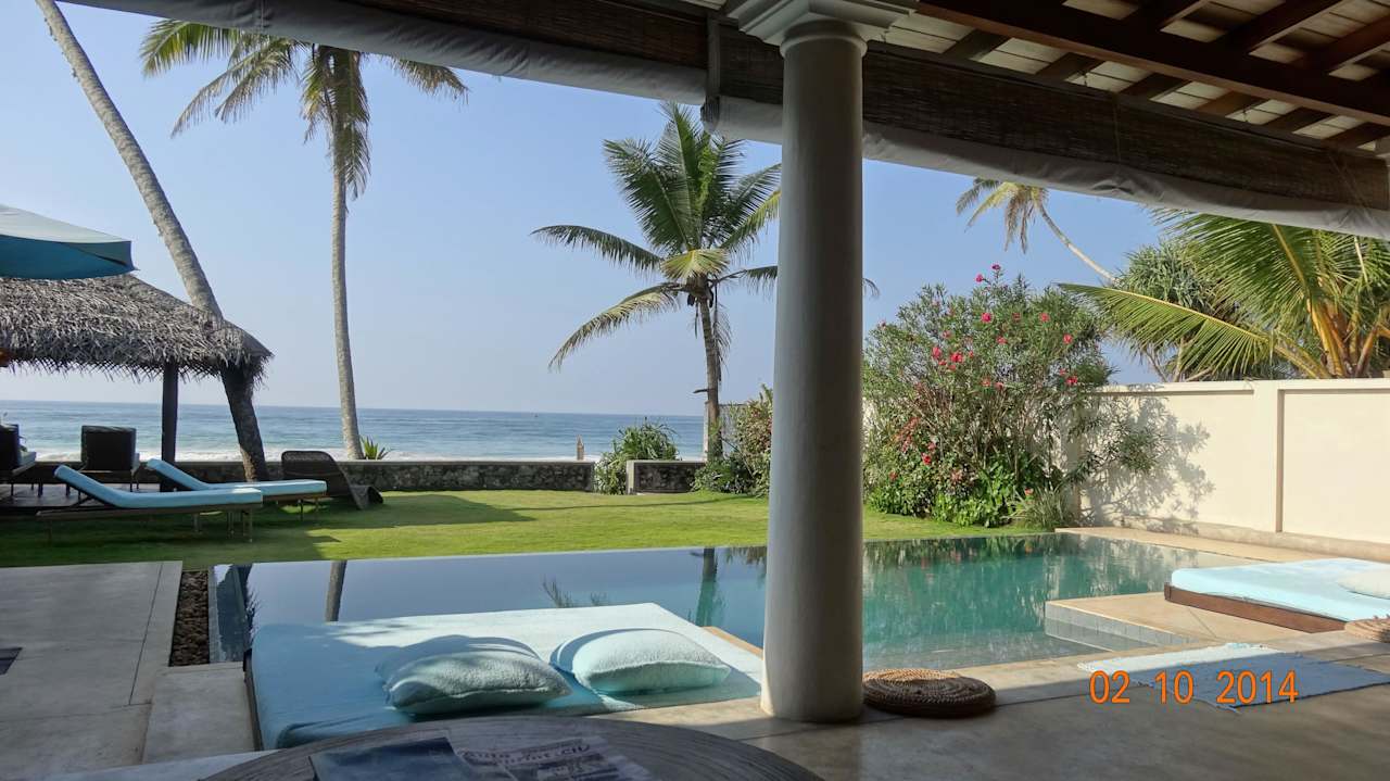 Grosse Liegewiese und Pool Villa Sisindu C