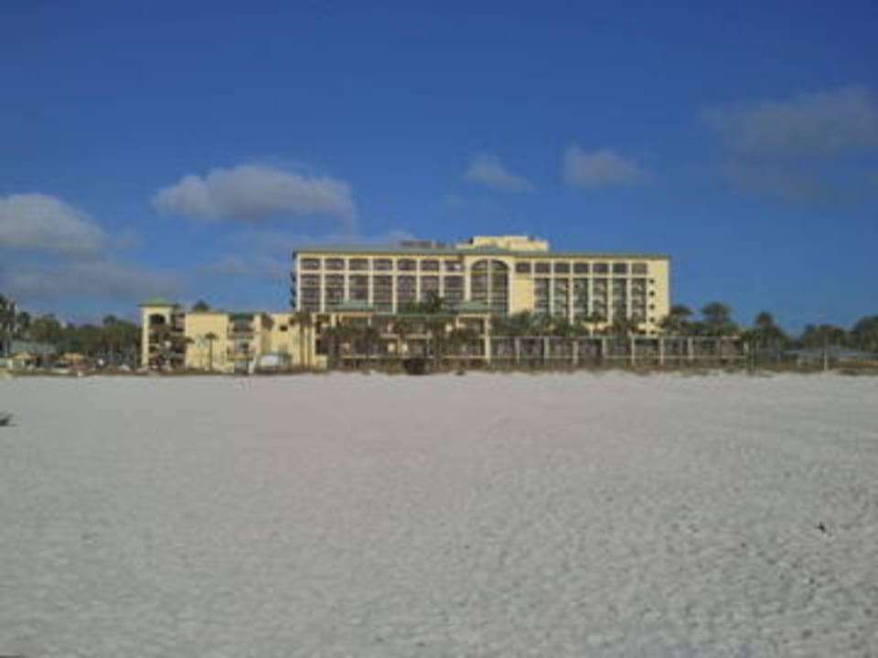 Blick vom Strand auf das Hotel Sirata Beach Resort