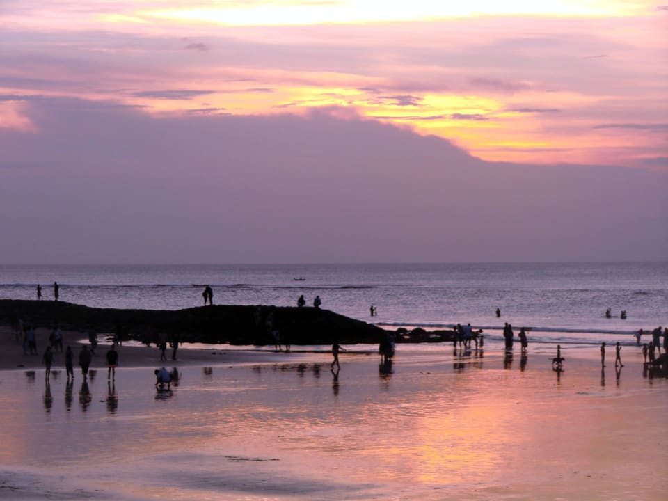 Strand bei Ebbe und Sonnenuntergang Bali Garden Beach Resort