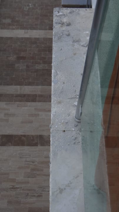 Bauschutt auf dem Marmorrand des Balkon Sherwood Exclusive Lara