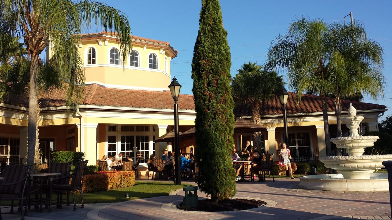 Blick vom Pool auf die Lobby/Frühstücksraum WorldQuest Orlando Resort