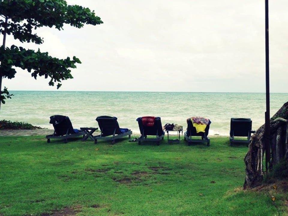 Liegen am Strand Khao Lak Merlin Resort