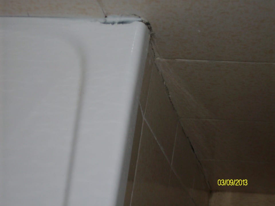 Schimmel an der Badewanne allsun Hotel Lux de Mar