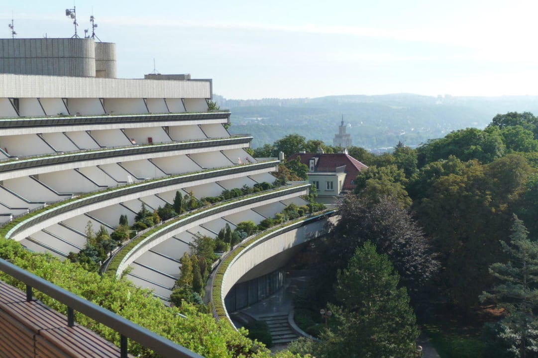 Blick vom Balkon auf das Hotel Hotel Praha
