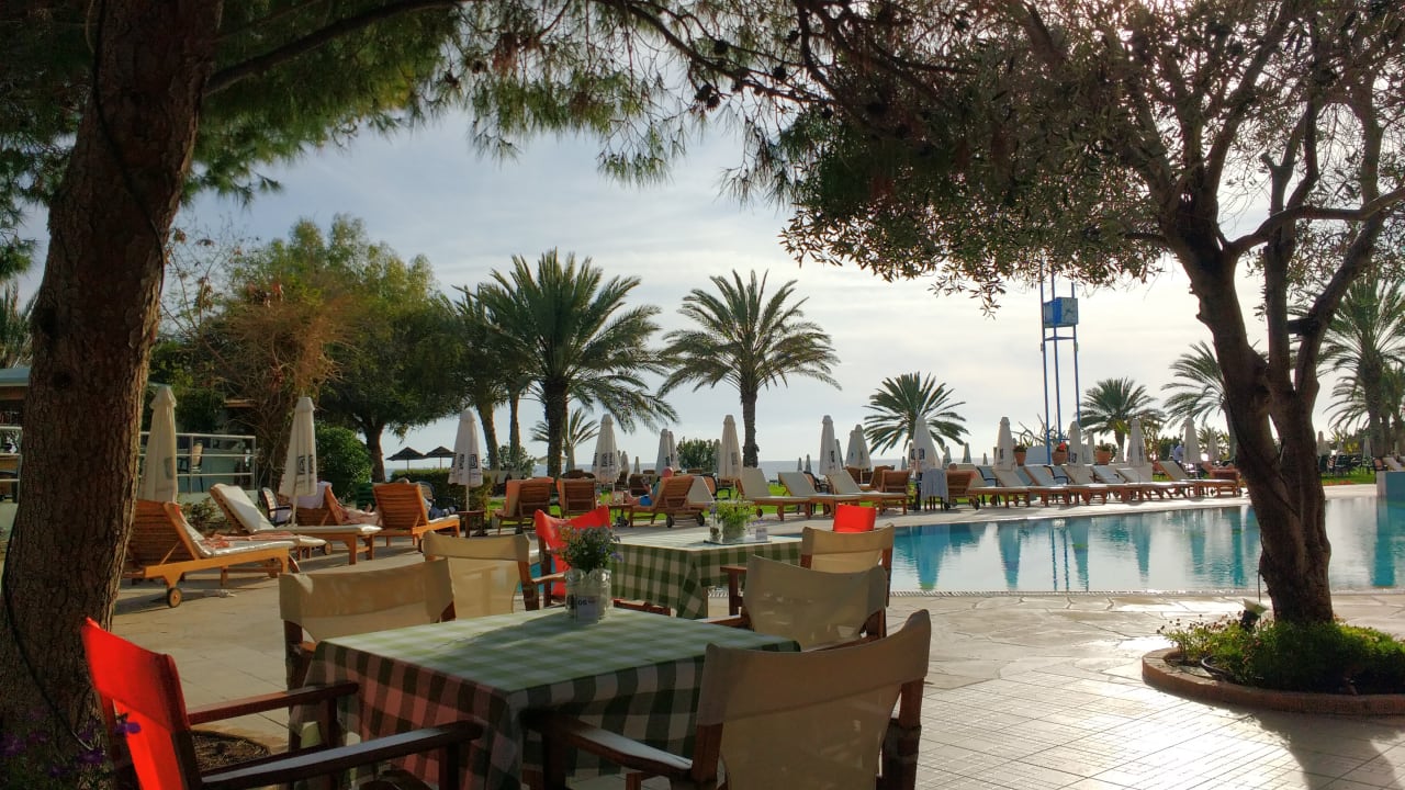 Gartenanlage Constantinou Bros Athena Royal Beach Hotel