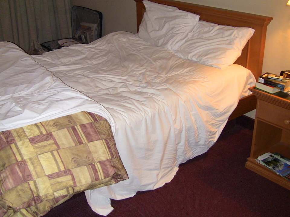 Bett nach der Zimmerreinigung Hotel Inns of Banff