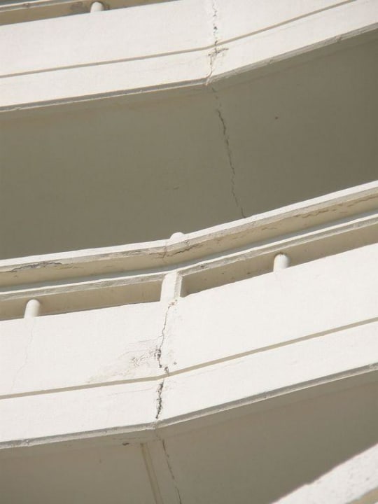 Ein Riß durch das komplette Haus Olympos Beach Hotel