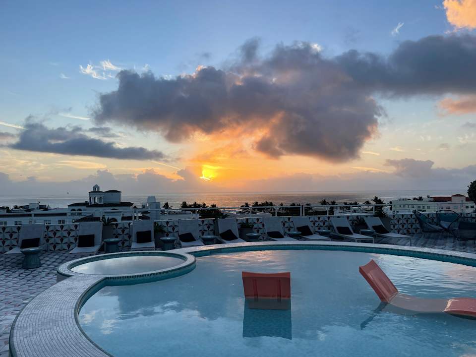 Pool Moxy Miami South Beach