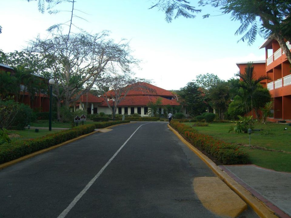 Geradeaus, das Restaurant BelleVue Dominican Bay