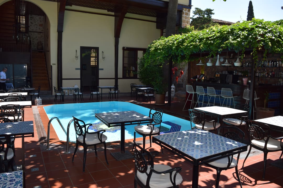 Innenhof mit Poolbar und Tischen des Restaurants Alp Pasa Hotel - Special Class