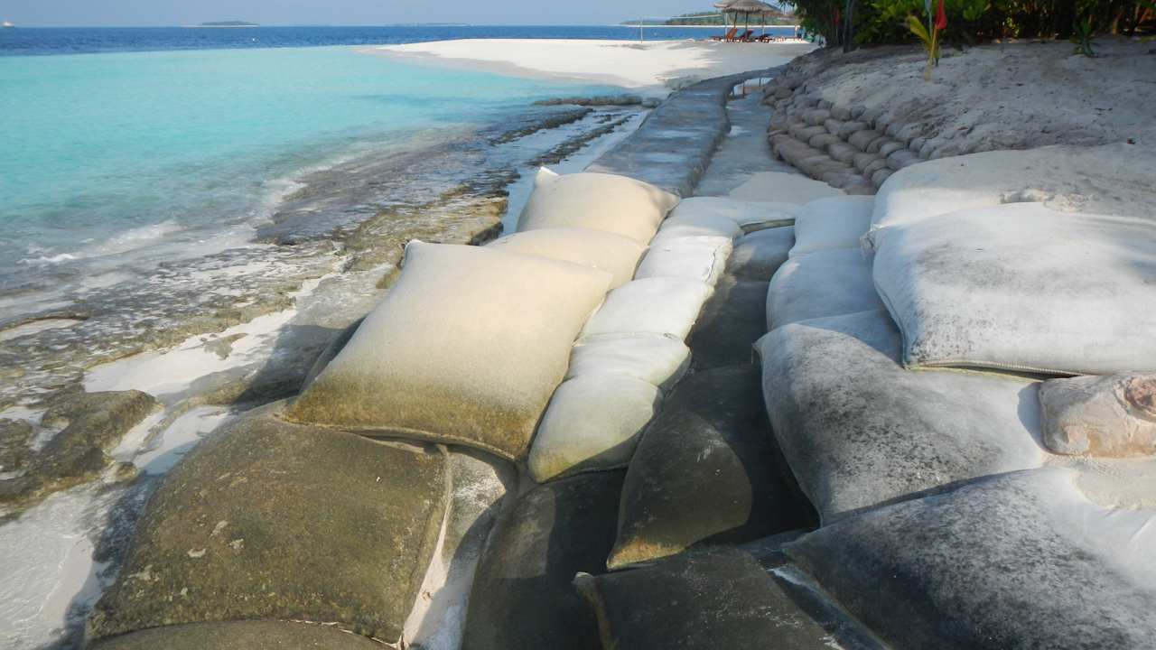 Beschädigter Strandabschnitt NH Collection Maldives Reethi Resort