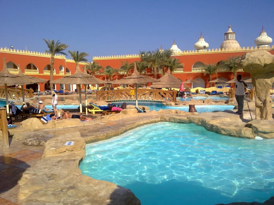 Eine von fünf Poolanlagen im Hotel Pickalbatros Alf Leila Wa Leila Resort - Neverland Hurghada