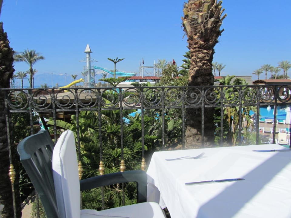 Blick von der Sonnenterrasse beim Frühstücken Hotel Delphin Diva