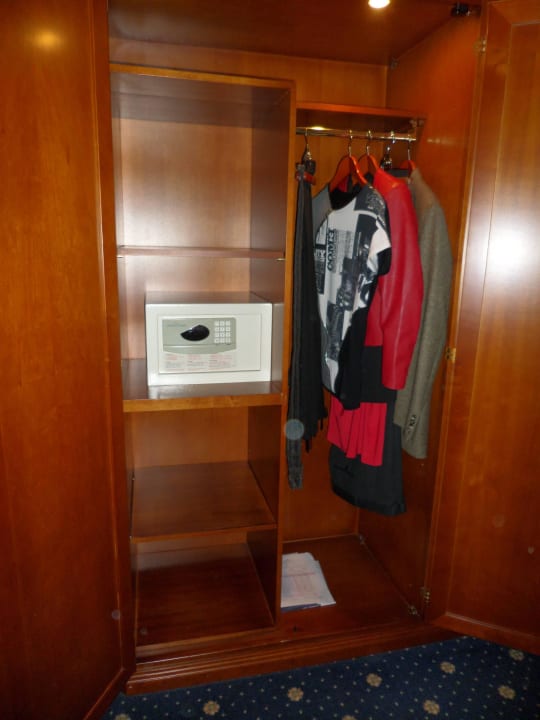 Beleuchteter Schrank mit Safe Schloßhotel Schkopau