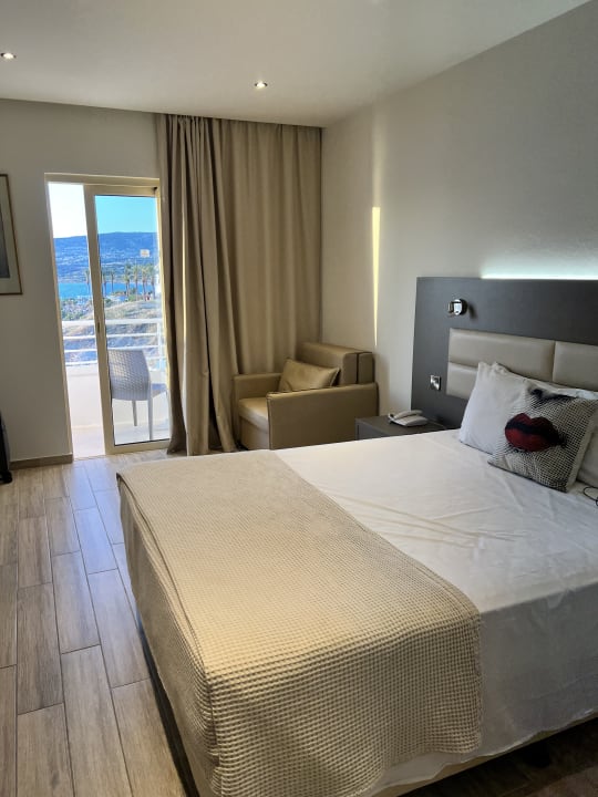 Zimmer Queen's Bay Hotel