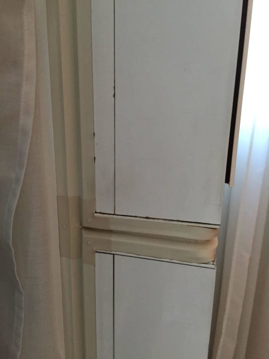 Schmutzige Fensterrahmen hinter den Vorhängen Hotel JW Marriott Cannes