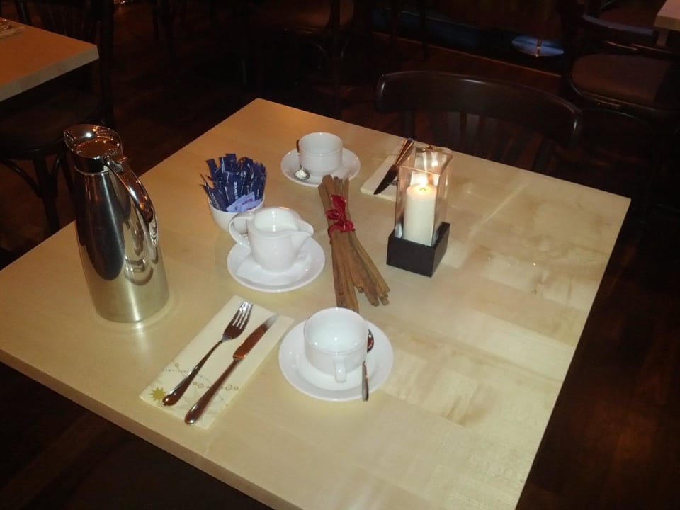 Frühstückstisch Hotel Dorint an der Messe Köln