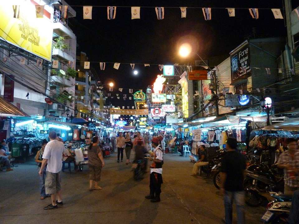 Um die Ecke und schon ist man im Trubel Hotel Navalai River Resort