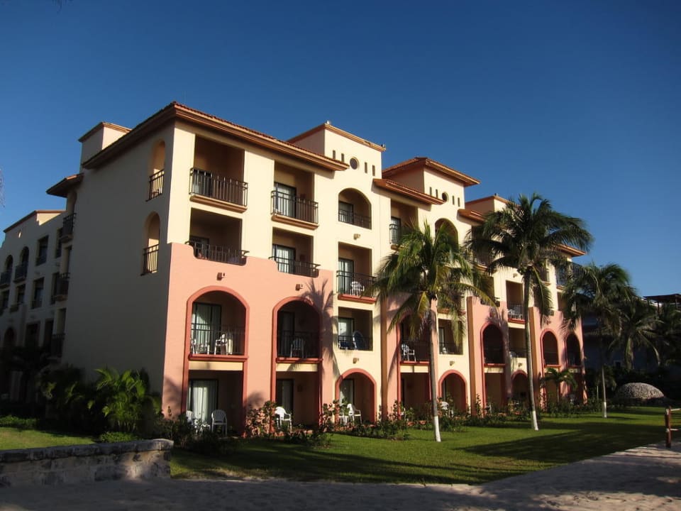 Einer der Hotelhäuser vom Strand aus gesehen Sandos Playacar Beach Resort