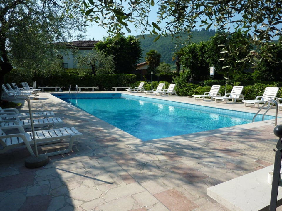 Der Pool am Morgen Hotel Lory